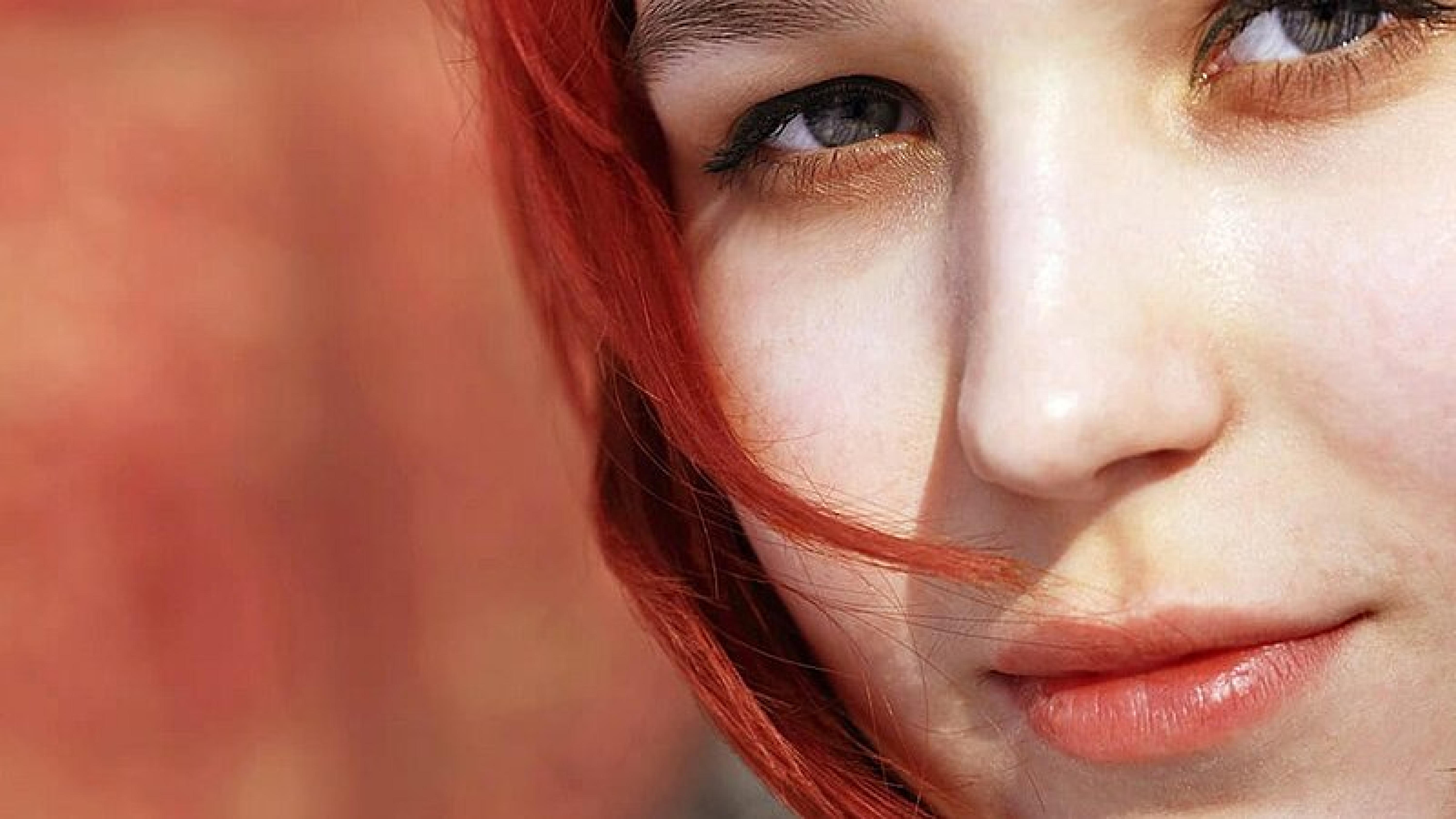 junge Frau mit roten Haaren