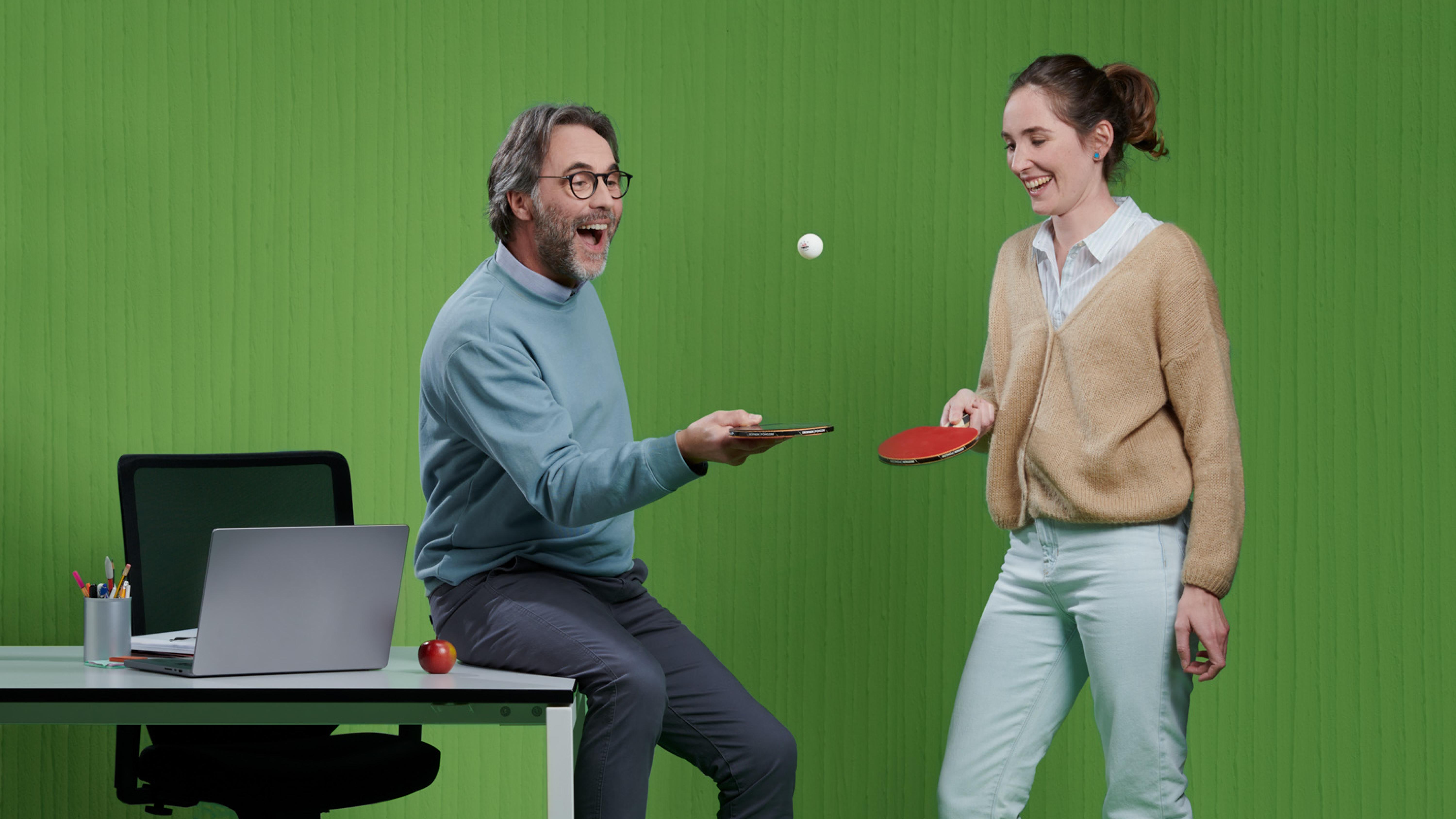 deux personnes en conversation avec une raquette de ping-pong