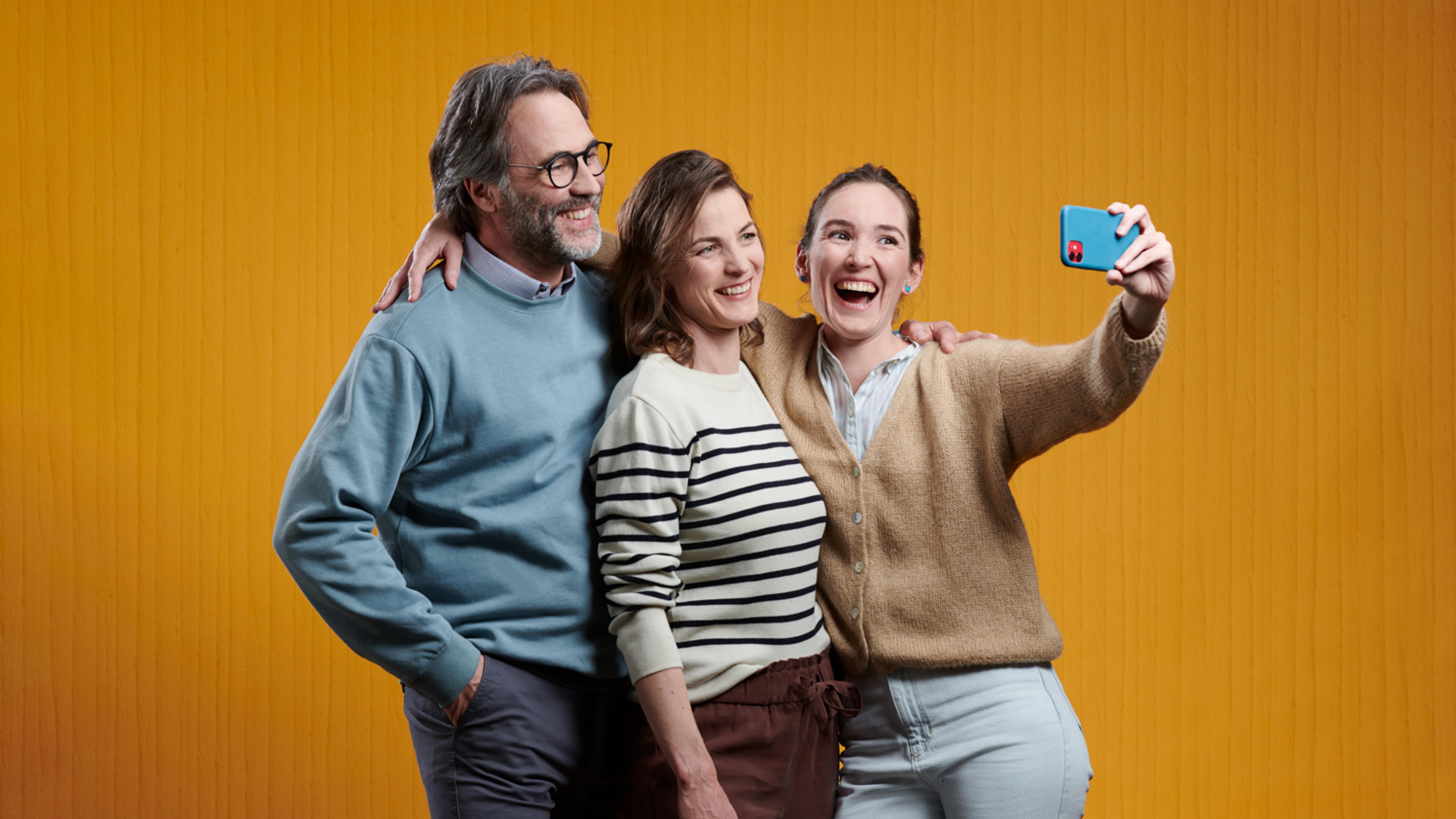drei Personen machen ein Selfie