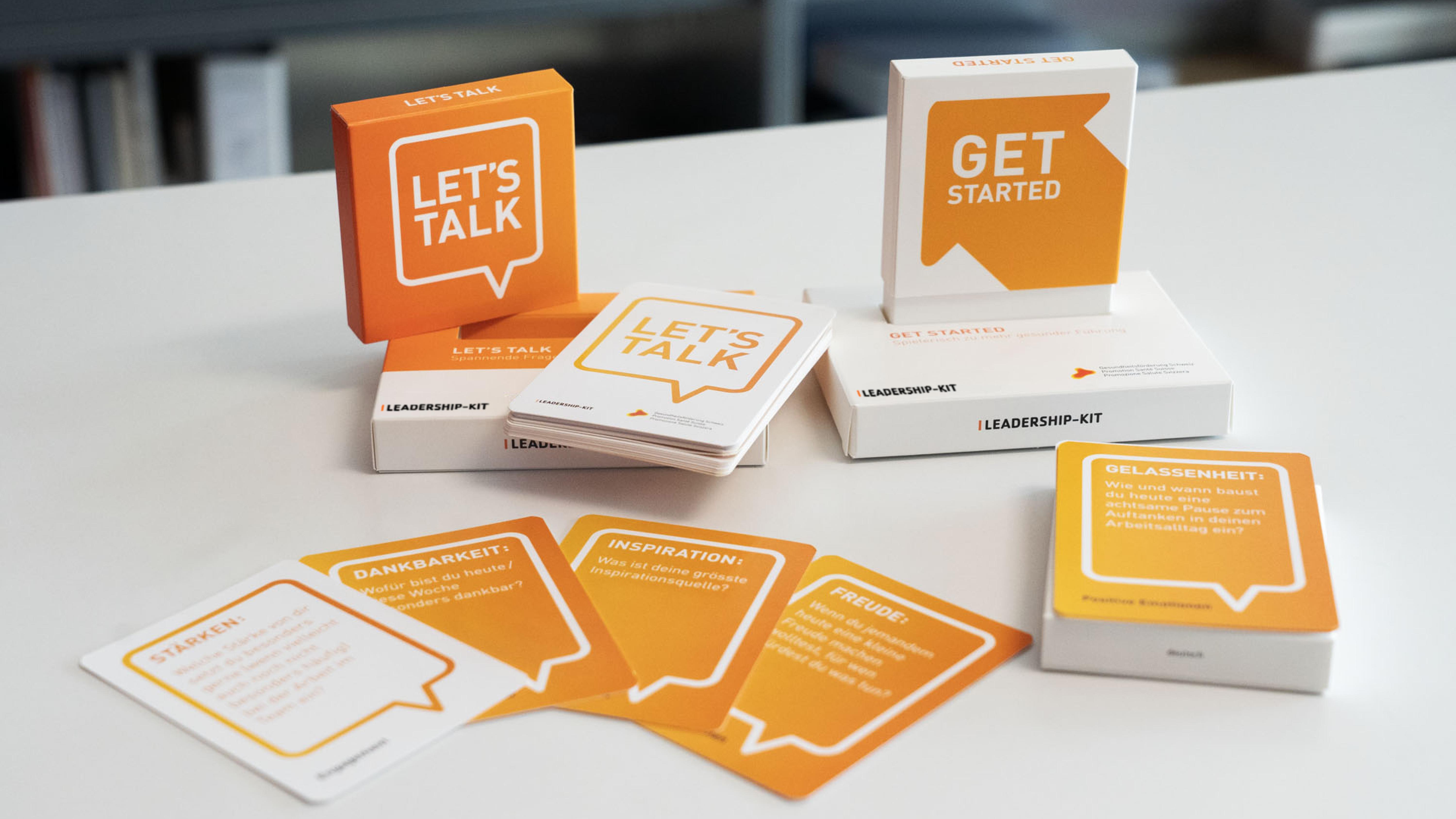 Jeux de cartes «Let's Talk» et «Get started» - Tableau d'exposition avec support en carton